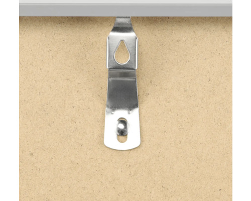Metalen hanger op een frameachterkant voor wandmontage