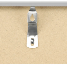 Metalen hanger aan een houten plaat