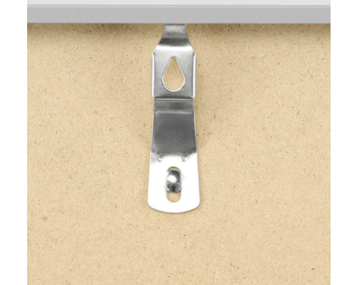 Metalen hanger aan een houten plaat