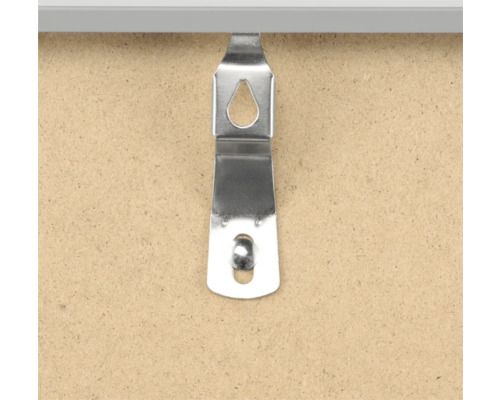 Metalen hanger op een houten plaat voor fotolijsten