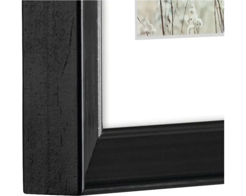 Detailopname van een fotolijst met zwarte houten lijst