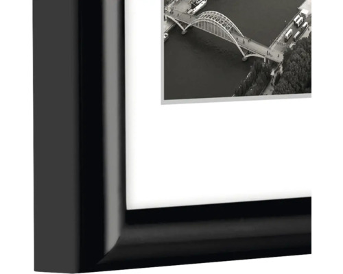 Zwart omlijste foto met brugmotief