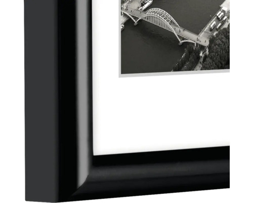 Zwarte fotolijst met passe-partout en foto