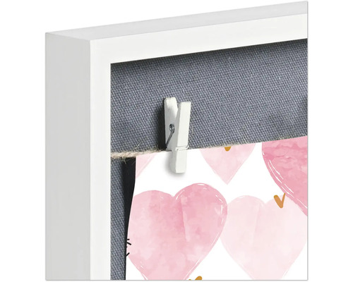 Detail van een fotolijst met foto''s die met een wasknijper zijn bevestigd