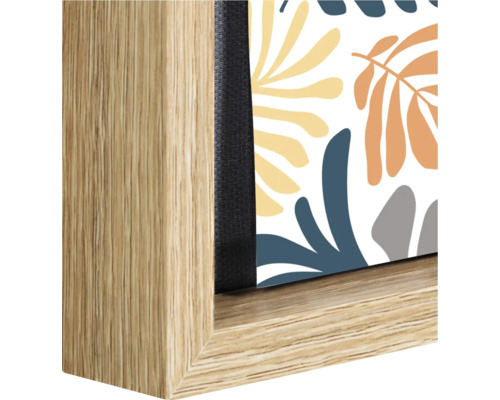 Gedetailleerde weergave van een foto met bloemmotief en houten frame