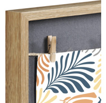 Detail van een memobord met houten frame, canvas en kleine wasknijper