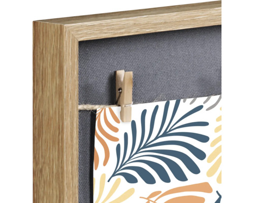 Detail van een memobord met houten frame, canvas en kleine wasknijper
