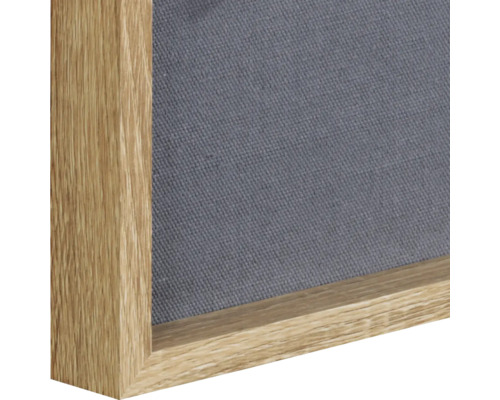 Detailweergave van een prikbord met houten frame en stoffen oppervlak