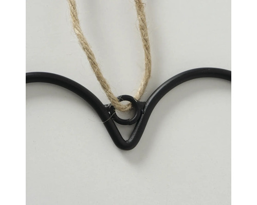 Detail van een metalen hartdecoratie met jute touwophanging