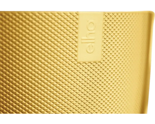 Detailopname van een bloempot met Elho logo en ruitpatroon