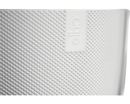 Gedetailleerd beeld van een plantenbak met Elho logo en ruitpatroon