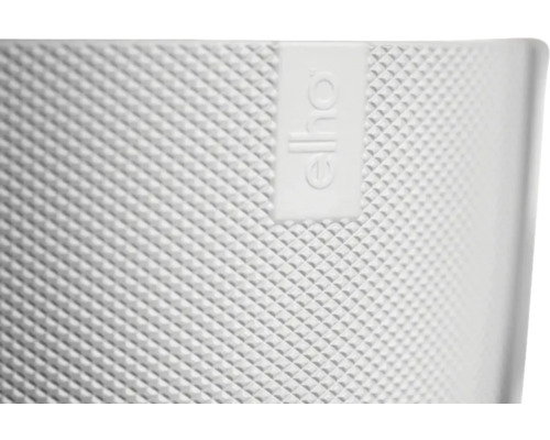 Detailopname van een bloempot met Elho logo en ruitvormige structuur