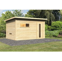 Houten tuinhuis met raam en deur in de tuin