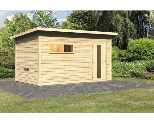 Houten tuinhuis met raam en deur in de tuin