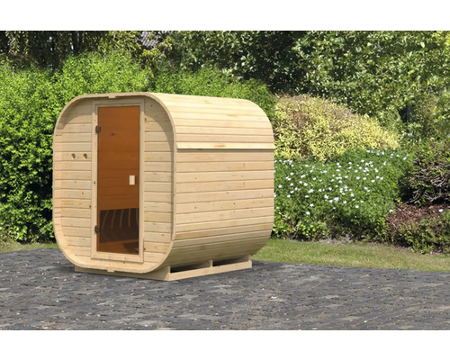 Houten sauna in vatvorm met glazen deur voor buiten