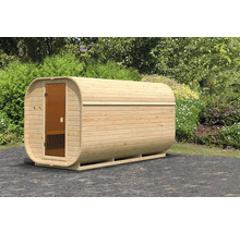 Houten sauna in vatvorm met glazen deur in de tuin