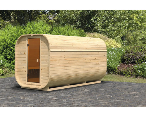 Houten sauna in vatvorm met glazen deur in de tuin