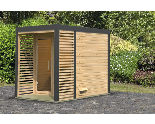 Houten sauna met glazen deur in de tuin