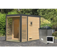 Buitensauna met houten wanden, glazen deur en kachel voor de tuin