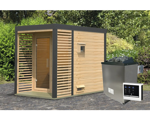 Buitensauna met houten wanden, glazen deur en kachel voor de tuin
