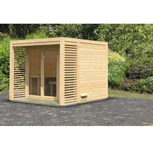 Houten sauna met glazen deur en lattenwand voor de tuin