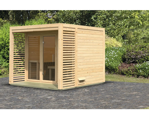 Houten sauna met glazen deur en lattenwand voor de tuin