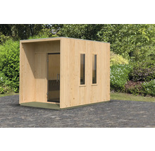 Houten sauna met glazen deur en ramen in de tuin