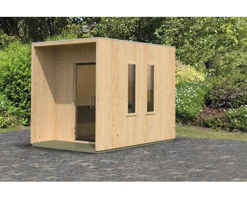 Houten sauna met glazen deur en ramen in de tuin