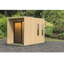Houten tuinhuis met schuifdeur en ramen in de tuin
