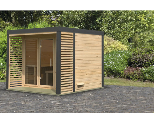 Moderne tuinsauna van hout met glazen voorkant en lamellenwand