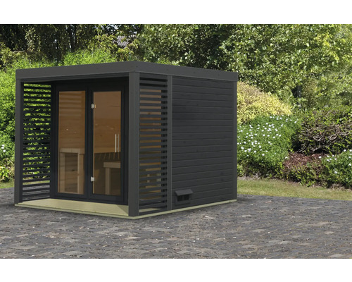 Tuinsauna met houten bekleding en glazen deur buitenshuis.