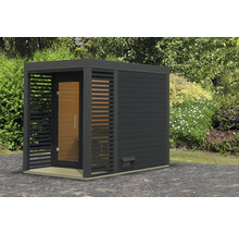 Houten tuinsauna met glazen deur in de buitenruimte