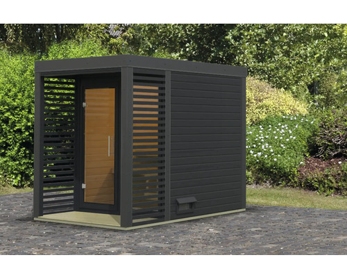 Houten tuinsauna met glazen deur in de buitenruimte