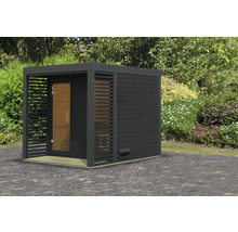 Houten buitensauna met glazen deur in de tuin