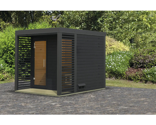 Houten buitensauna met glazen deur in de tuin