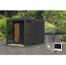Buitensauna met saunakachel en bedieningspaneel in de tuin