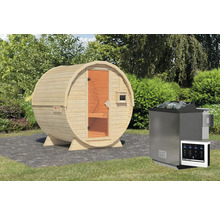 Houten barrel sauna met kachel en bediening in de tuin.