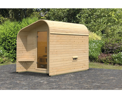 Houten sauna met glazen deur in de tuin