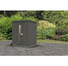 Houten buitensauna met glazen deur in de tuin