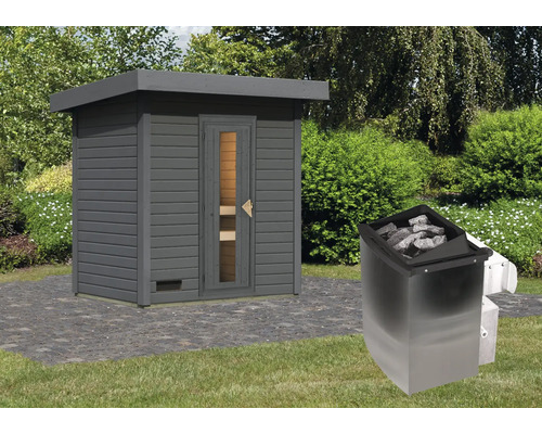Houten buitensauna met kachel in de tuin