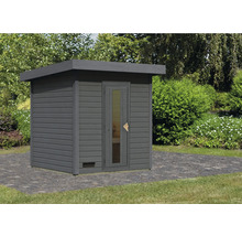Tuinaanzicht met houten sauna en glazen deur
