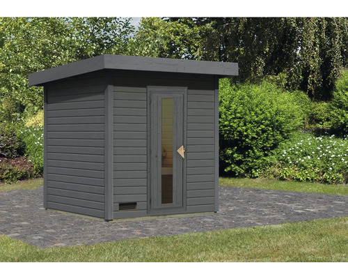 Tuinaanzicht met houten sauna en glazen deur
