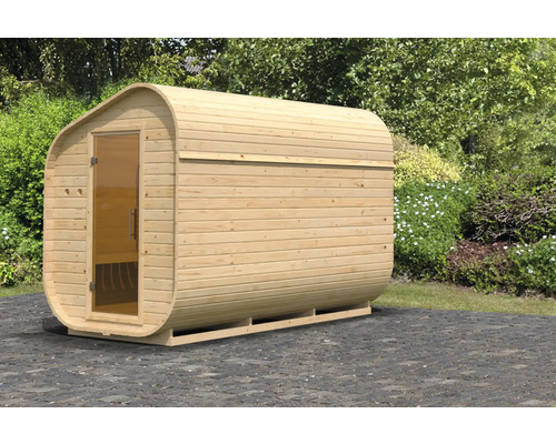 Houten barrelsauna met glazen deur buiten
