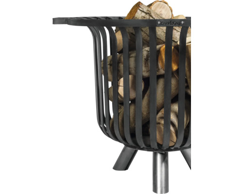 Houtmand van metaal gevuld met hout