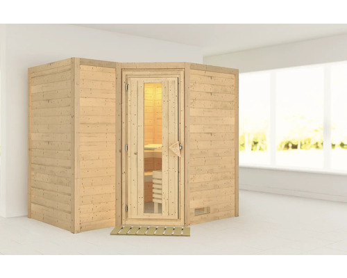 Houten sauna met glazen deur en houten voetmat