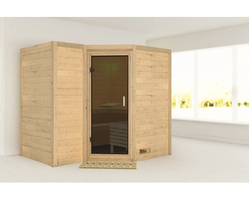Hoeksauna met glazen deur en houten bekleding in een lichte ruimte.
