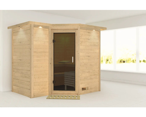 Houten hoeksauna met glazen deur en verlichting in een lichte ruimte.