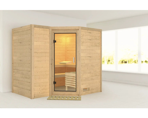 Houten sauna met glazen deur en interieur in een lichte ruimte
