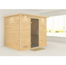 Houten sauna met glazen deur en verlichting.