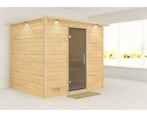 Houten sauna met glazen deur en verlichting.